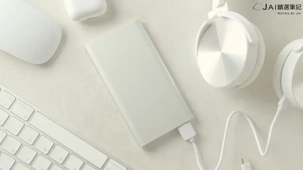 行動電源 power bank 正在為耳機充電的圖片