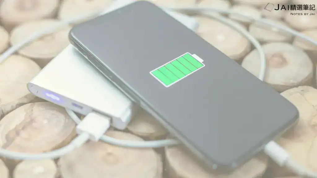 行動電源 power bank 透過充電線替手機充電，手機螢幕顯示綠色電量圖示