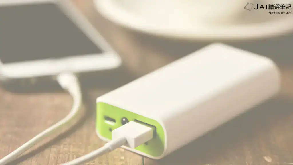 行動電源為手機充電的圖片，對應英文 power bank、charger、charging cable