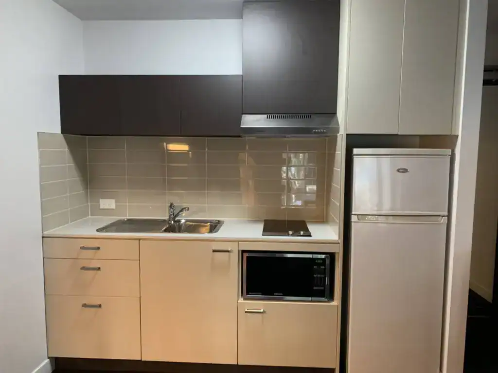 新南威爾斯大學學生公寓小型廚房，有洗手台、電磁爐、微波爐跟冰箱