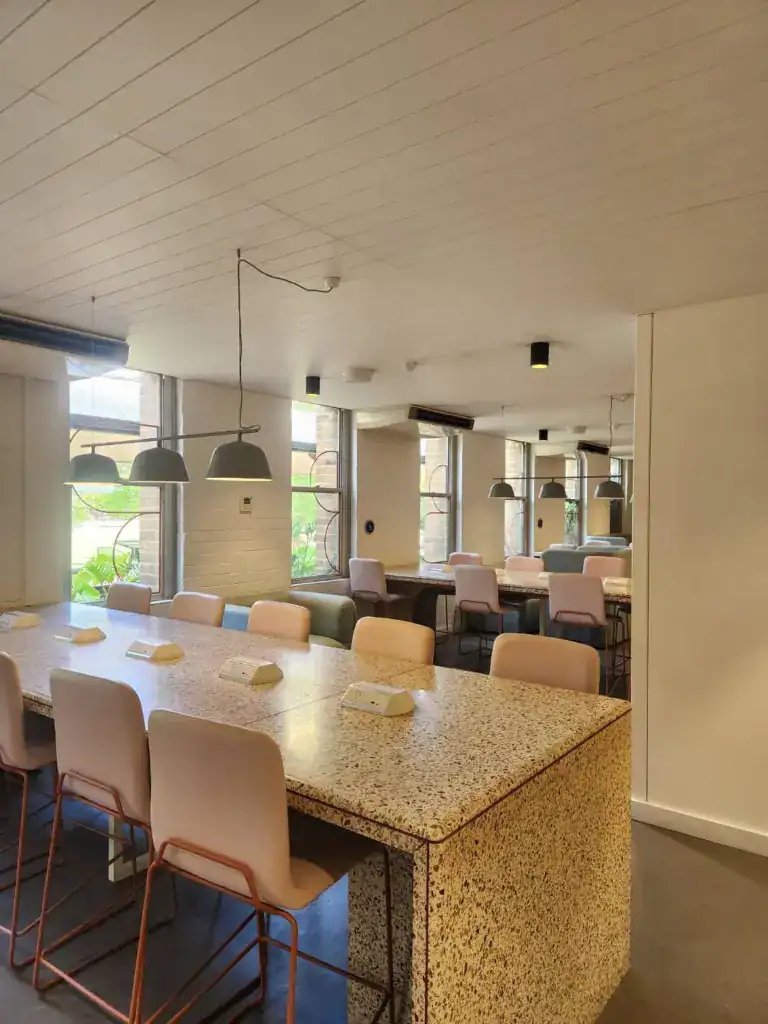 新南威爾斯大學 UNSW 校園內的學生共用學習空間，設有長桌和插座