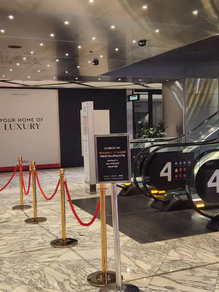 雪梨塔旋轉餐廳報到標示，位置在四樓