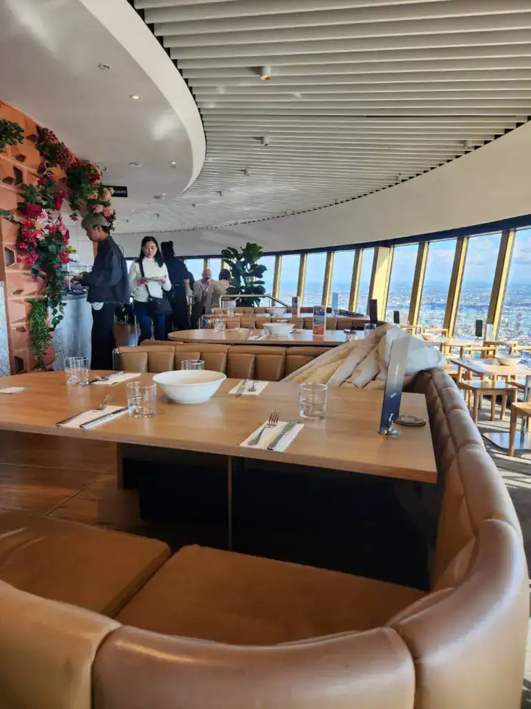 雪梨塔旋轉餐廳沙發區用餐環境