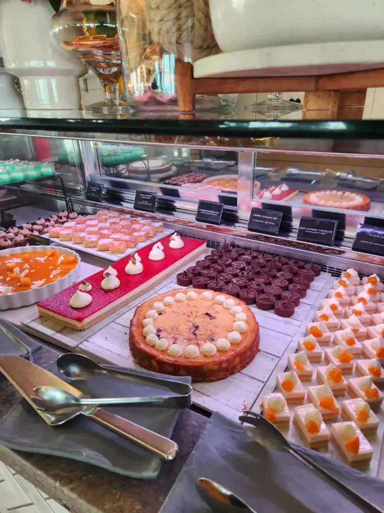 雪梨塔旋轉餐廳甜點櫃，提供各種小蛋糕