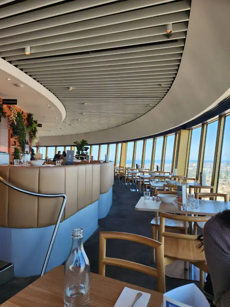 雪梨塔旋轉餐廳用餐空間