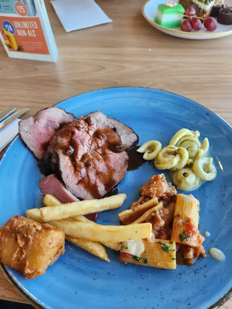 雪梨塔旋轉餐廳的主食和炸物以及搭配肉汁的牛排