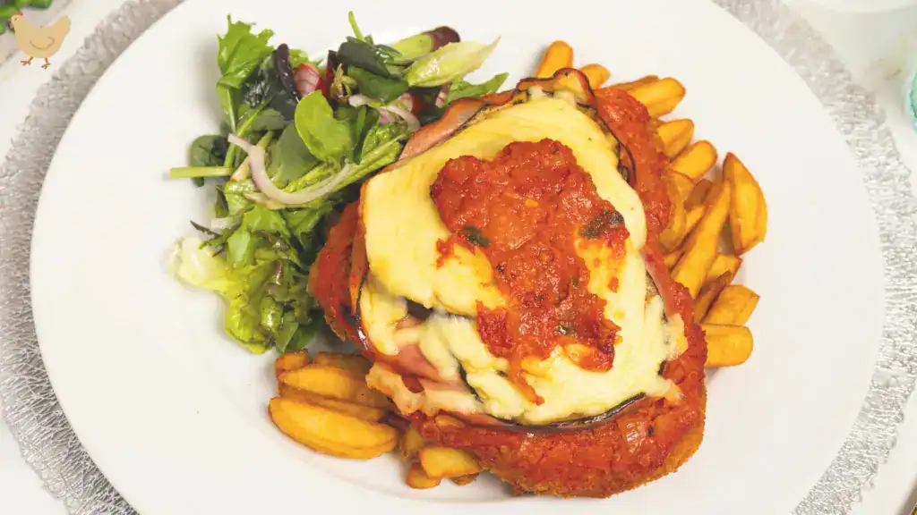 澳洲美食起司雞排搭配薯條和沙拉