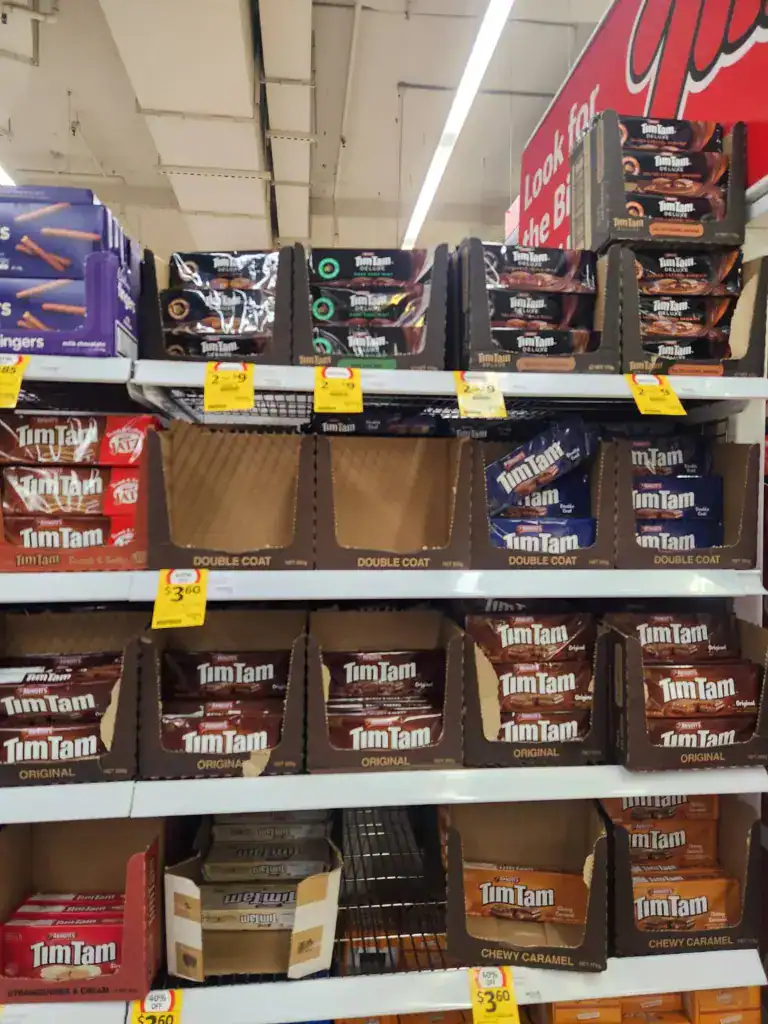 澳洲經典零食 Tim Tam 巧克力餅乾在超市貨架的實拍畫面