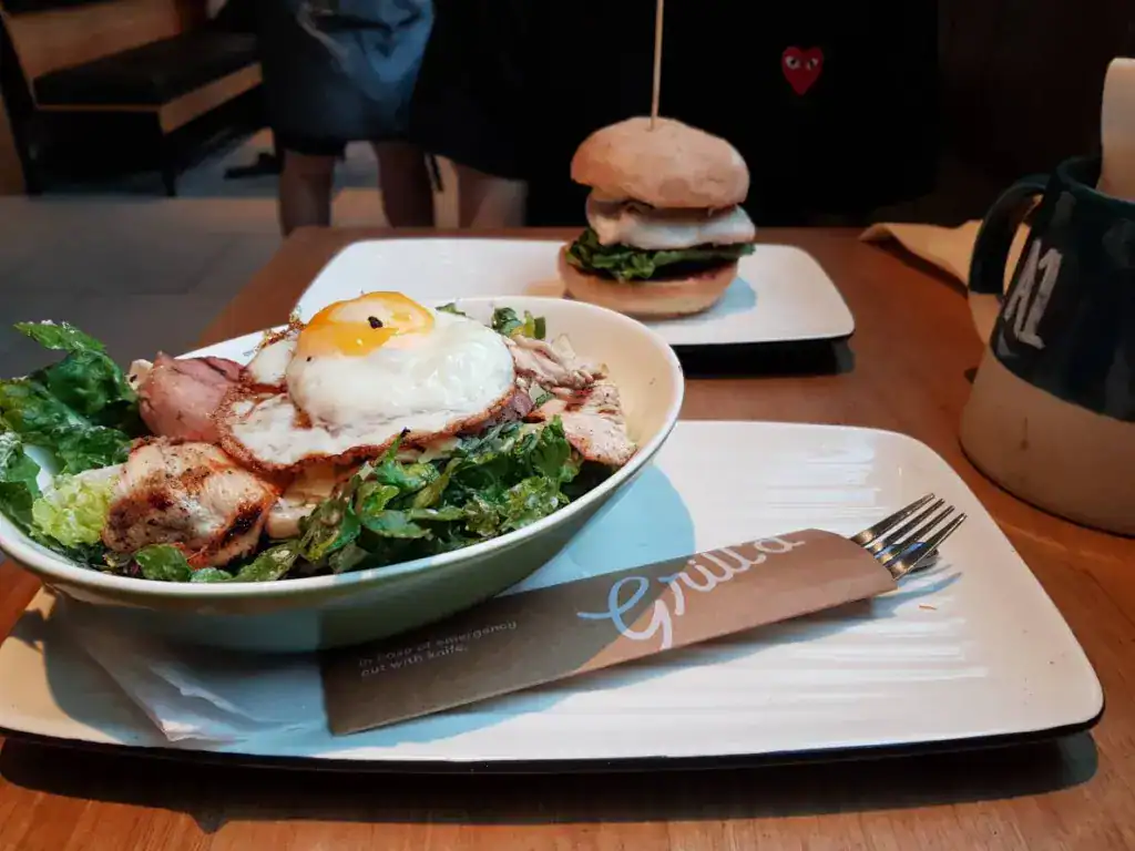 雪梨人氣連鎖漢堡店 Grilld 凱薩沙拉和漢堡